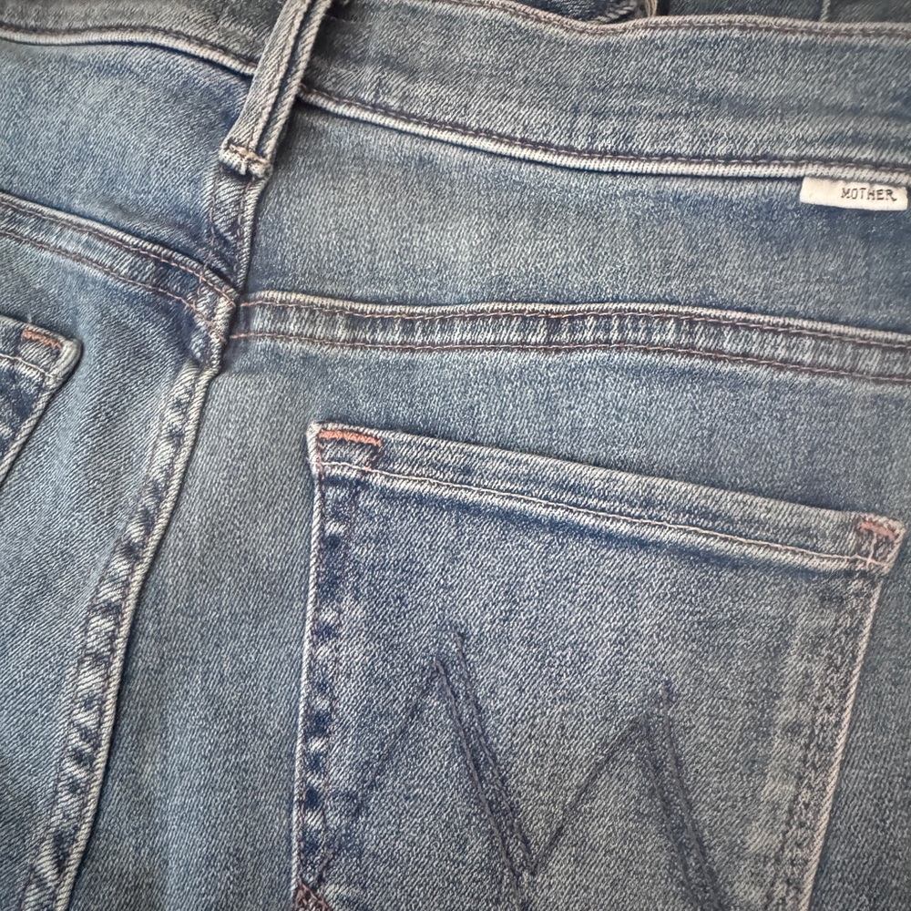 Mother Denim: Weekender Fray in "A Groovy Kind of Love" Wash - Picture 3 of 8